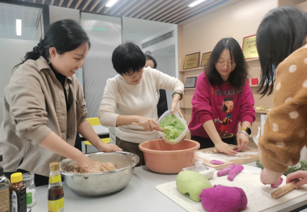 “情暖冬至,饺香四溢”——中智西安公司工会组织冬至包饺子活动97 “情暖冬至,饺香四溢”——中智西安公司工会组织冬至包饺子活动97