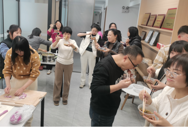 “情暖冬至,饺香四溢”——中智西安公司工会组织冬至包饺子活动317 “情暖冬至,饺香四溢”——中智西安公司工会组织冬至包饺子活动317